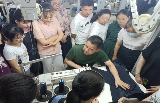 研发生产中心年度系列培训之西服绱袖工艺培训